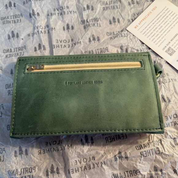 Portland Leather Cucumber Envelope/Crunch Wrap Crossbody - Picture 2 of 5